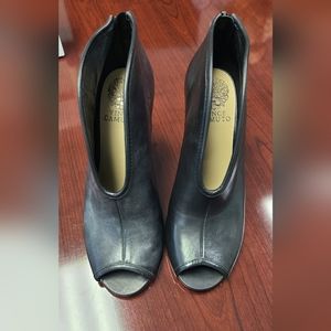 Vince Camuto Amber Black Leather U Shaped Peep Toe Booties Size 7